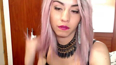 Nymphomane brésilienne exotique de shemale fait un spectacle chaud à la webcam avec sa grosse bite;