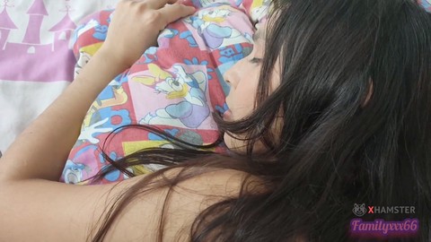 La hijastra sorprendida en cámara disfrutando de un momento íntimo en su cama, amando cada pulgada en su estrecho trasero