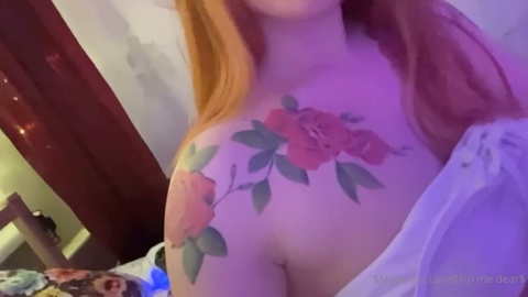 La impresionante chica se masturba su coño elástico y masajea su trasero frente a la cámara
