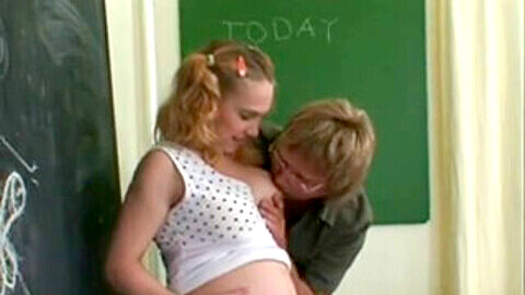 Adolescente enceinte baisée en salle de classe