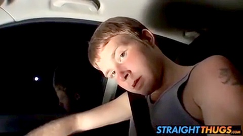 El matón heterosexual Billy se alivia solo en su coche durante un viaje nocturno.