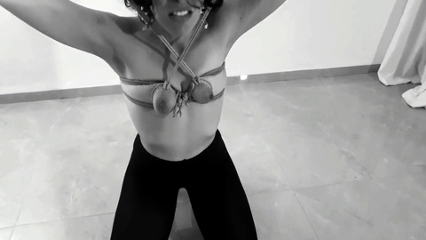 BDSM-Sklavenfrau in sexy Dienstmädchen-Outfit erträgt Brustbondage: Bdsmlovers91