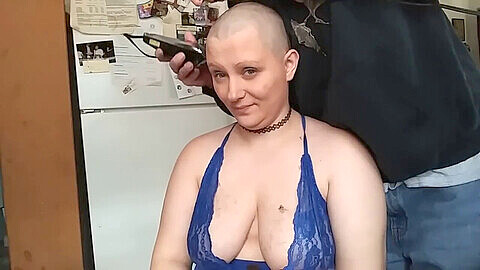 Sexy donna formosa in lingerie mostra la sua testa rasata