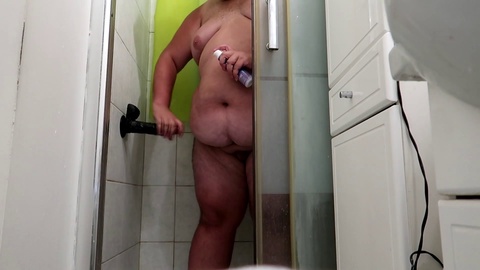 Je joue avec mon énorme gode en forme de bite noire dans la douche