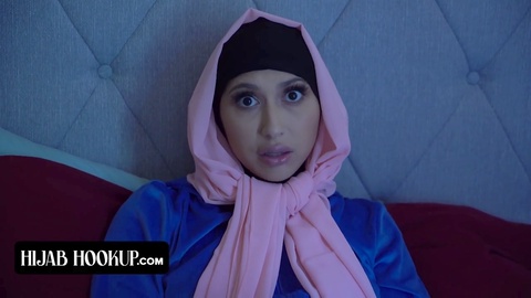 El instructor pervertido se folla sin piedad el coño apretado de una hermosa belleza musulmana con hijab
