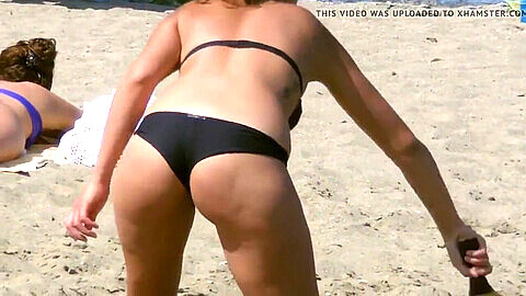 ¡Hellica es una hermosa chica croata de la playa que disfruta del sol y muestra su belleza!