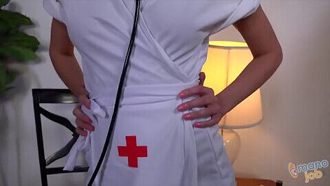 Infirmière coquine utilise un stéthoscope pour offrir une incroyable branlette espagnole et fellation