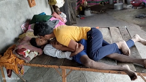 Vidéo gay en hindi : un jeune garçon subissant un examen de baise intense !