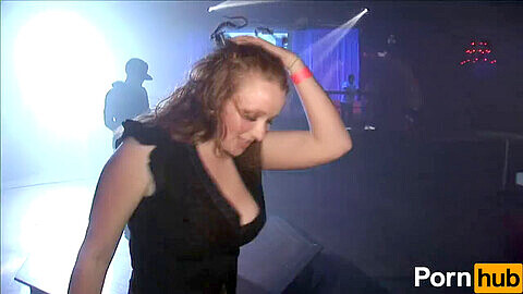 Rubia seductora tientando y bailando en público con destellos en clubes y autos