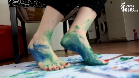 Un jeu de pied sensuel avec de jeunes et sexy pieds - Peinture de la plante et empreintes de pieds