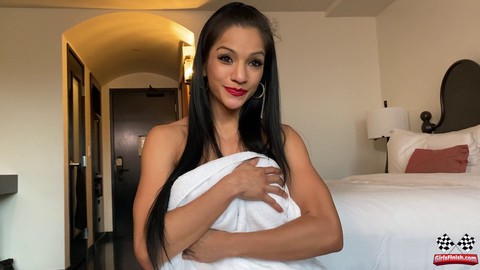 Belle-mère Latina en forme Marcie Vixie me séduit et me baise jusqu'à épuisement! Visitez GirlsFinish/OnlyFans pour plus de contenu.