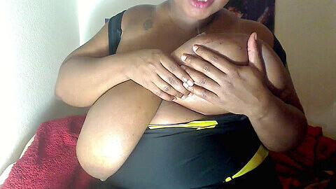 Une belle et grosse femme excite avec ses énormes seins tout en allaitant