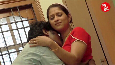 Femme au foyer indienne excitée et romantique dans une romance sexuelle torride