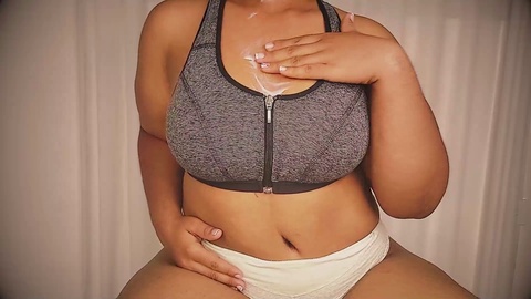 Verführerische Ebony-Verlockung mit saftigen Titten bedeckt mit Säften