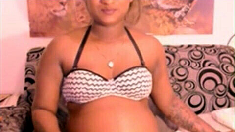 Carly, modelo de cámara india con 30 semanas de embarazo, muestra su vientre de bebé