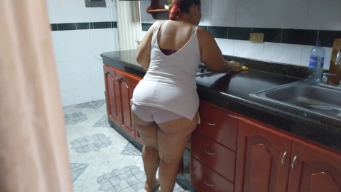 ¡Espiar a mi voluptuosa madrastra mientras limpia la cocina me pone de humor!