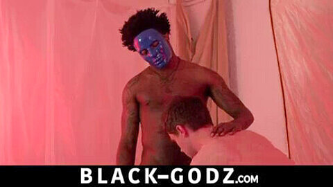 Sexe gay interracial mettant en vedette un dieu noir avec une bite massive remplit un cul laiteux sur Black-Godz.com