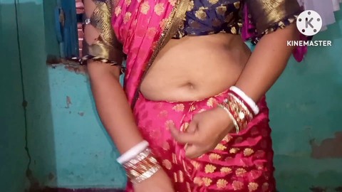 La ardiente y sexy bhabhi india muestra su saree