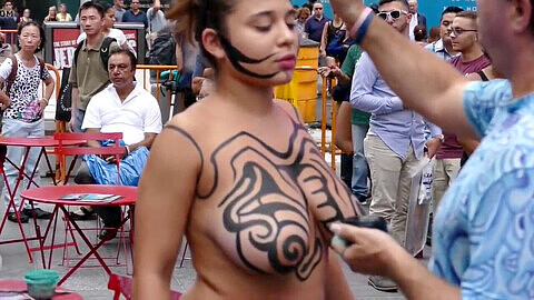 Une Latina pulpeuse se fait peindre les seins en public
