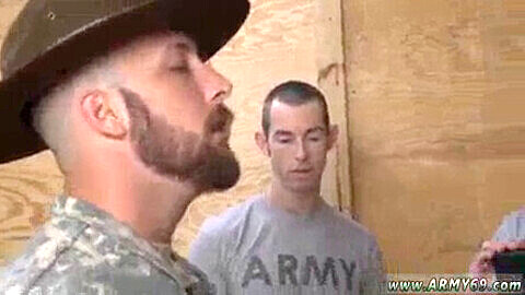 Joven del ejército amamantando a joven hombre gay durante el día de correo