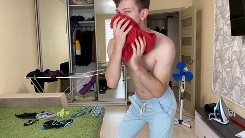 Inexperienced teen guy tries to handle a massive Monster Cock (23 CM)