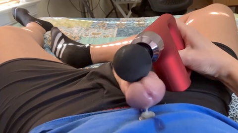 Hands-free toy brings intense cumshot during a relaxing massage session