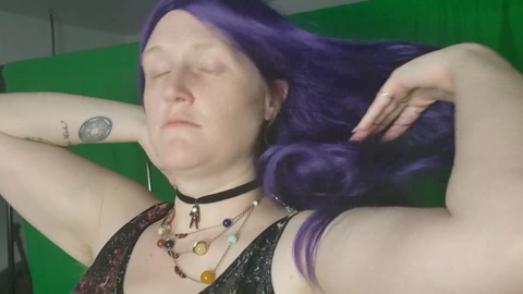Preparándonos para la cama con la diosa Ganja69: PAWG de Seattle se desnuda y disfruta de un orgasmo con Hitachi