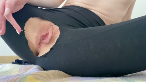 Geiles Mädchen schreit und stößt sich besessen bis zum harten Orgasmus! Unglaubliche Aussicht auf ihre Muschi durch zerrissene Hosen hindurch.