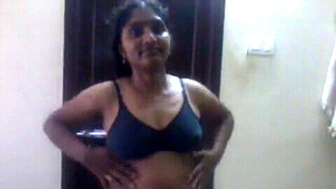 Tante indienne sexy posant pour son petit ami