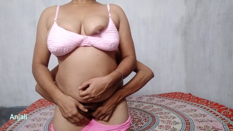 Vollbusige blonde Stiefmutter Anjali zeigt ihrem Stiefsohn, wie man eine Frau befriedigt