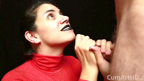Cfnm branlette et éjaculation faciale pour une nana en col roulé rouge et lèvres noires