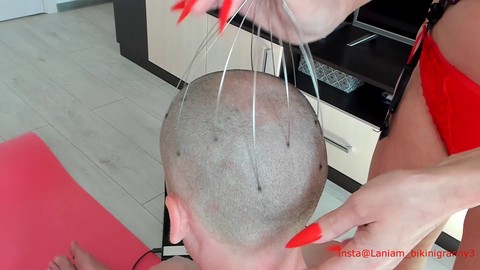 La matrigna usa unghie lunghe per un massaggio alla testa nel gioco del sadismo e masochismo