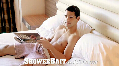Ty Mitchell reçoit une surprise inoubliable dans la salle de bain de la part de son pote gay !