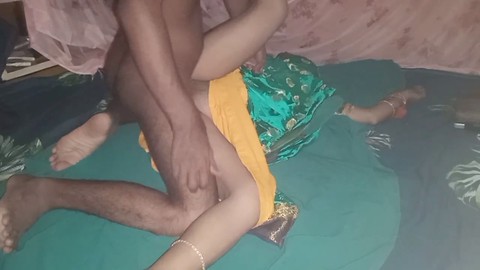 Indian bhabhi seducente in un video di sesso caldo con ninfa desi su siti per adulti popolari