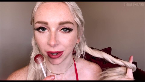 Étudiante coquine Remi Reagan avec taches de rousseur mignonnes sur son visage utilise une sucette et un rouge à lèvres rouge pendant une session JOI fétiche visage pour séduire son instructeur sur FaceTime !