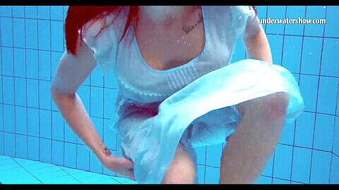 Piyavka Chehova, adolescente dal seno grande e sodo, si mostra in una seduta kinky sott'acqua al bordo della piscina
