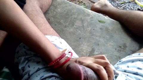 Indische MILF-Tante pinkelt draußen und wird von ihrem Vater gefickt