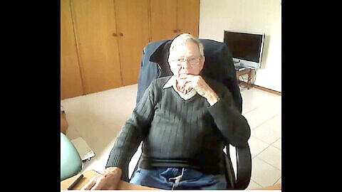 Mature man shoots his load on webcam