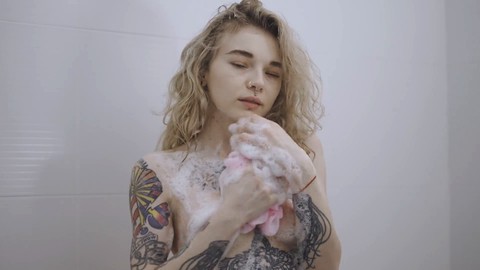 Le meilleur côté de Karnelia. Poupée nue se caresse avant la douche et atteint l'orgasme.