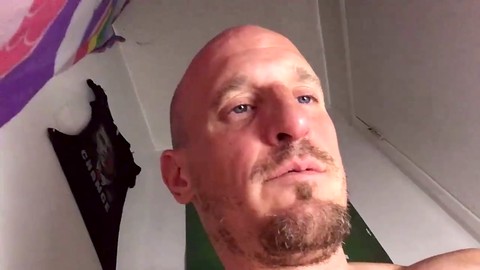 Un ex-militaire beau gosse exhibe un énorme pénis et un beau cul en webcam