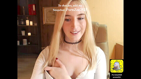 Unerfahrene jugendliche Mädchen erkunden raues Lesbensex auf Webcam
