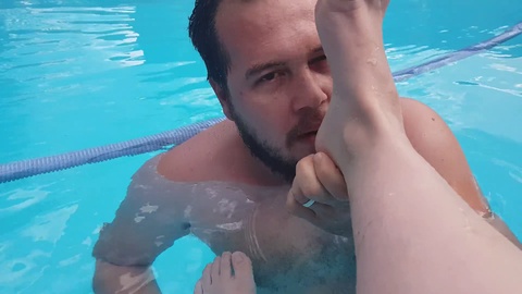 Un garçon de piscine gay se livre à un fétichisme des pieds et vénère les pieds de son maître brun