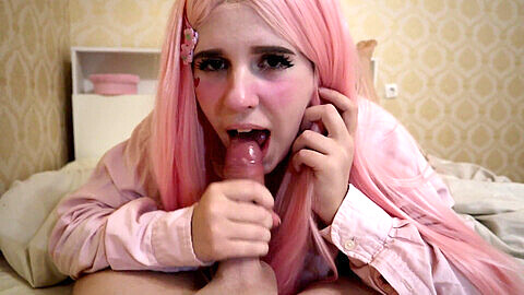 Hübsches Amateur-Mädchen mit rosa Haaren bekommt eine Ladung Sperma in den Mund