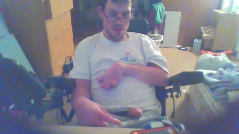 Behinderter Mann genießt heiße Pornovergnügen