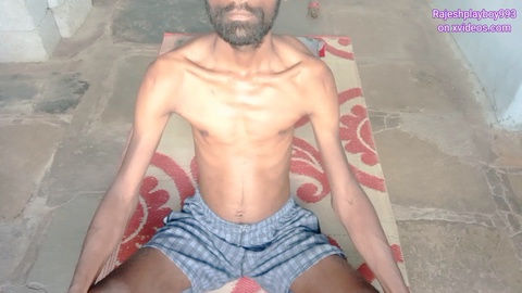 Rajeshplayboy993 verwöhnt sich mit seinem großen Schwanz, zeigt seinen Arsch und spritzt auf seinen Körper