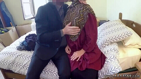 Chica con hiyab hace una paja y una felación antes de un sexo hardcore