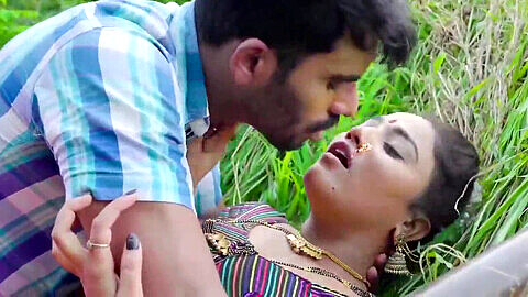 Couple indien exhibitionniste vicieux baise en plein air