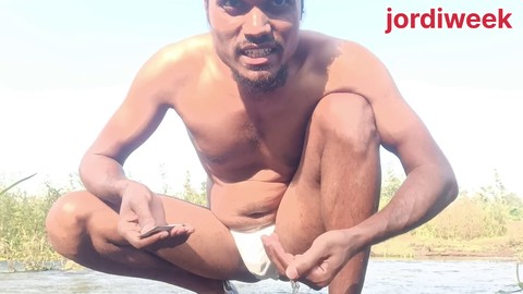 Le jeune homme Jordiweek profite de lui-même au bord de la mer, s'amusant dans l'eau