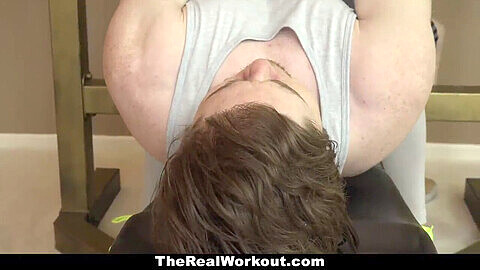 La blonde Sarah Vandella aux gros seins baise son client de fitness lors d'une session The Real Workout