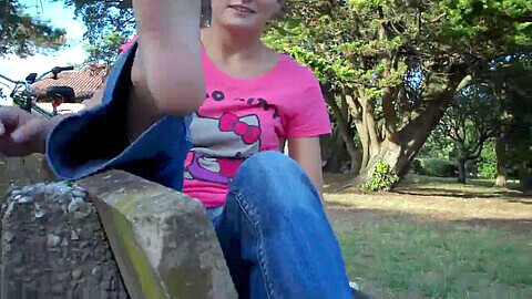 Giovanissima ragazza mostra i suoi piedi perfetti nel parco